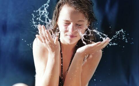 夏季肌肤控油 夏季怎么给肌肤控油步骤 肌肤控油有什么注意事项
